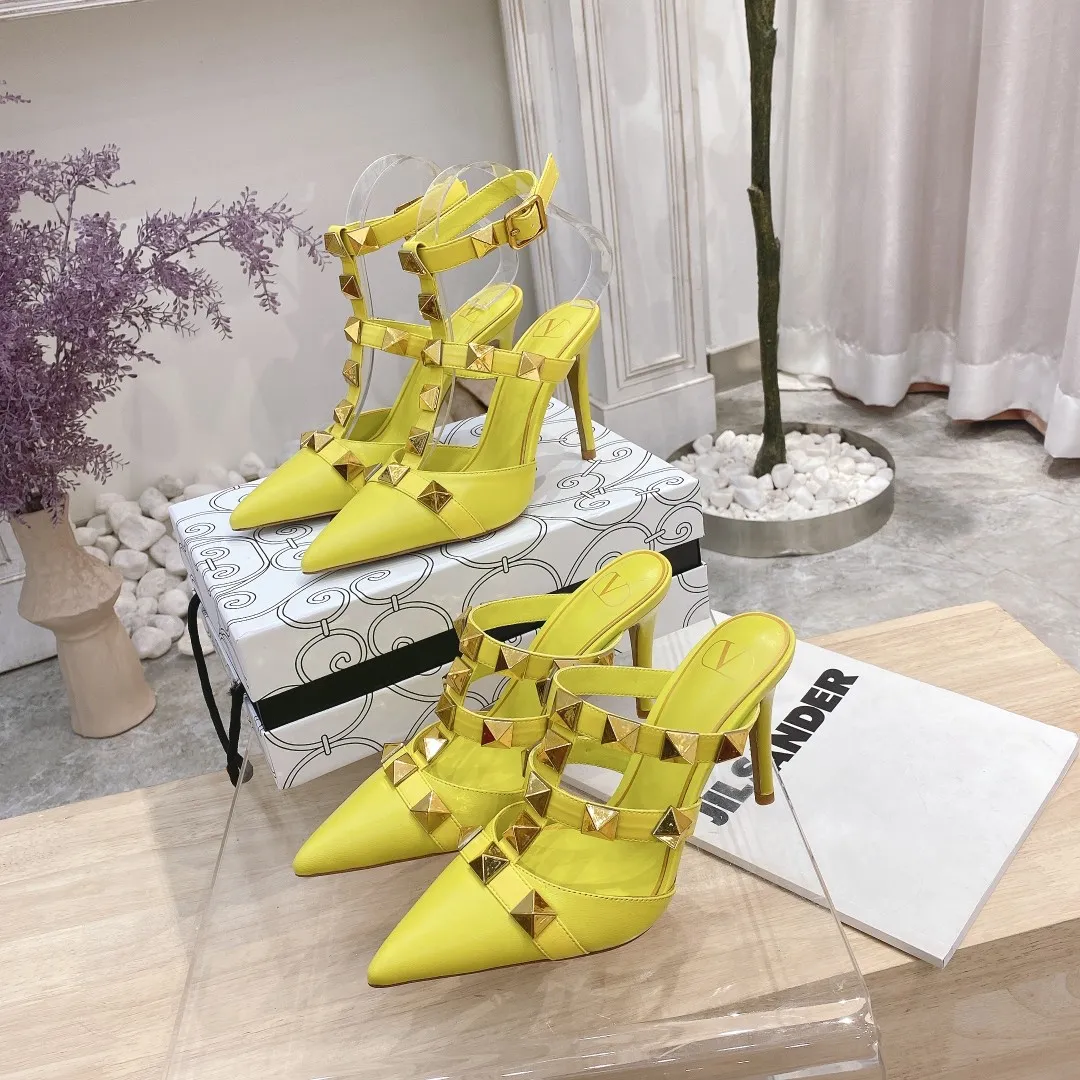 👟👟Ex-factory price 400👟👟 Genuine leather sole +40 Valentino Valentino spring and summer new rivet shoes are new☑️ —————————————— The latest golden big rivet element is full of high-end sense! Extremely fashionable Heel height: 9.5cm Upper: Matt sheepskin Lining: Sheepskin lining Outsole: Italian genuine leather outsole, rubber sole optional Color: Two styles and 8 colors available Code number: 34-41 (34 and 42 customized are not returnable)